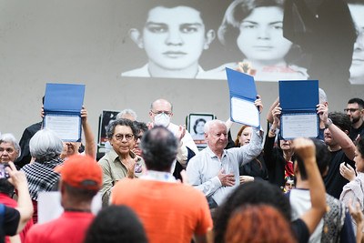 Familiares recebem diplomas post mortem